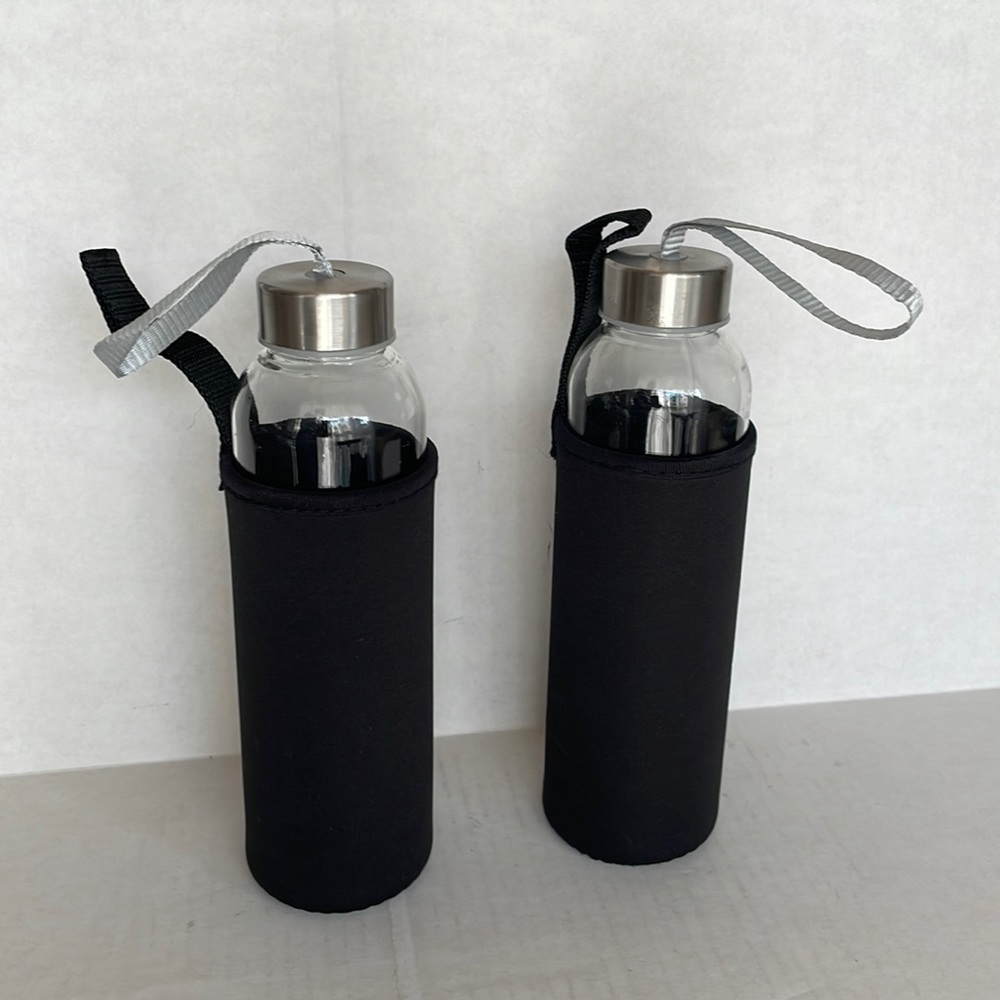 𝅺2 x glass water bottle with case straps 20 oz. clear black